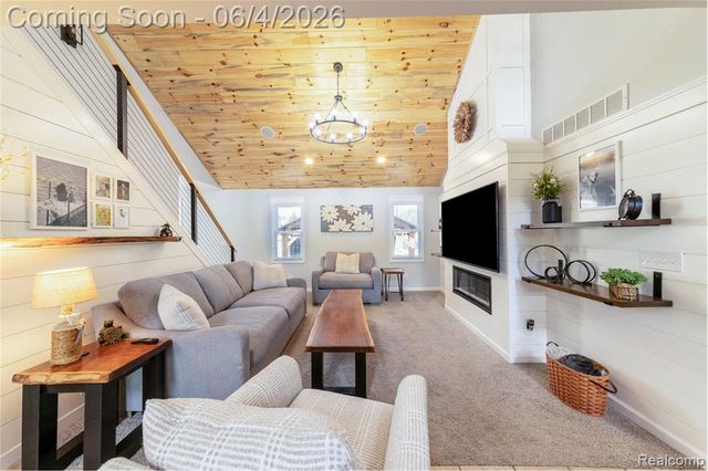 12621 Golden Oaks Drive, Milford, MI 48380