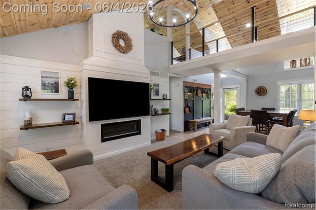12621 Golden Oaks Drive, Milford, MI 48380
