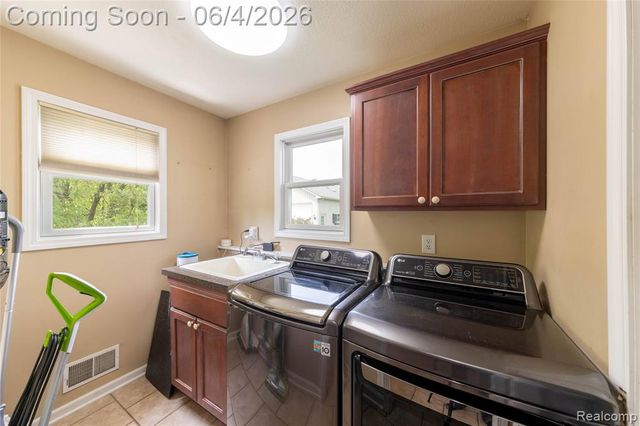 12621 Golden Oaks Drive, Milford, MI 48380
