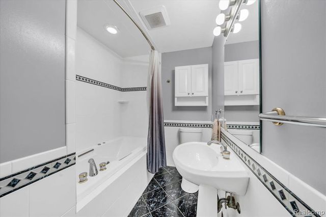 4620 Midland Avenue, Waterford, MI 48329