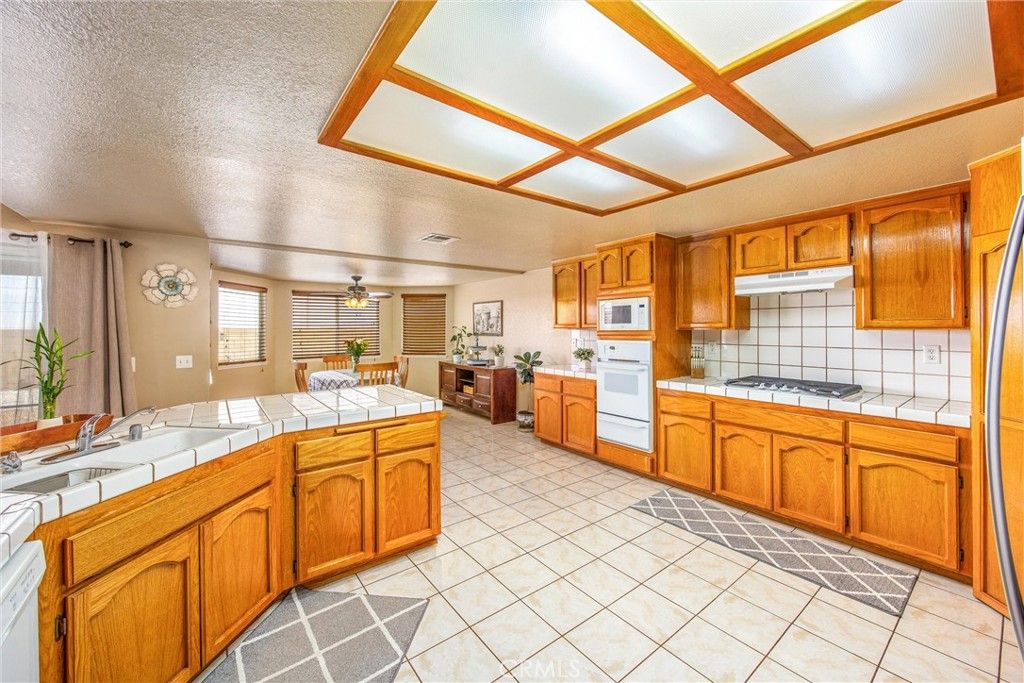 Image 16 of property listing at 14348 Northpark, Hesperia, CA 92345