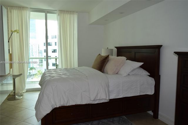 218 SE 14th Street 2004, Miami, FL 33131