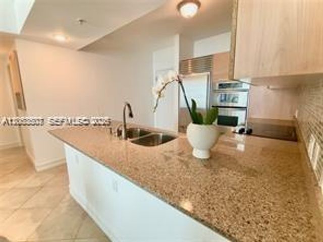 218 SE 14th Street 2004, Miami, FL 33131
