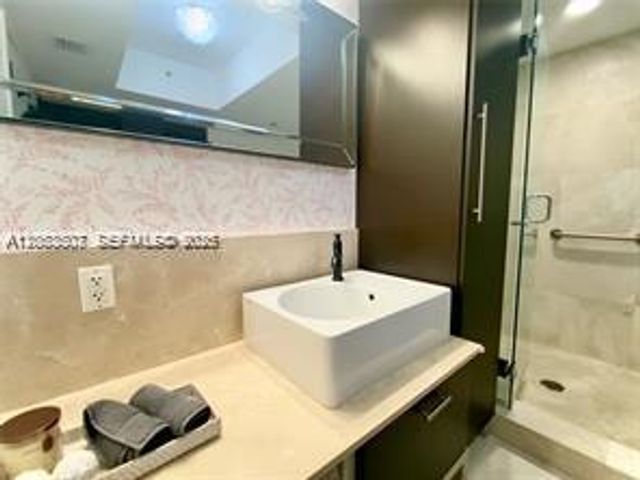 218 SE 14th Street 2004, Miami, FL 33131