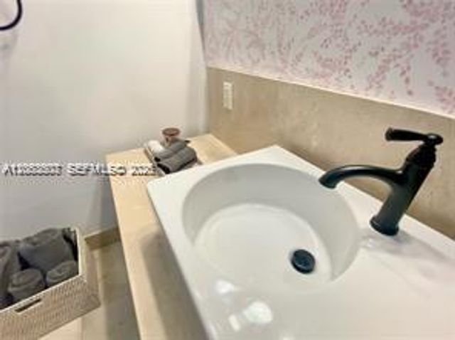 218 SE 14th Street 2004, Miami, FL 33131