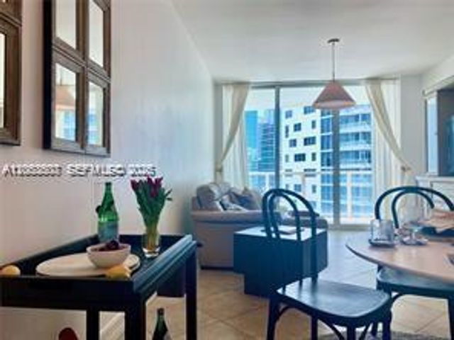 218 SE 14th Street 2004, Miami, FL 33131