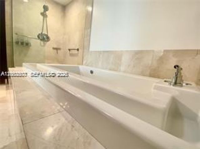 218 SE 14th Street 2004, Miami, FL 33131