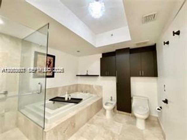 218 SE 14th Street 2004, Miami, FL 33131