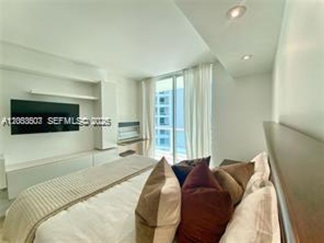 218 SE 14th Street 2004, Miami, FL 33131