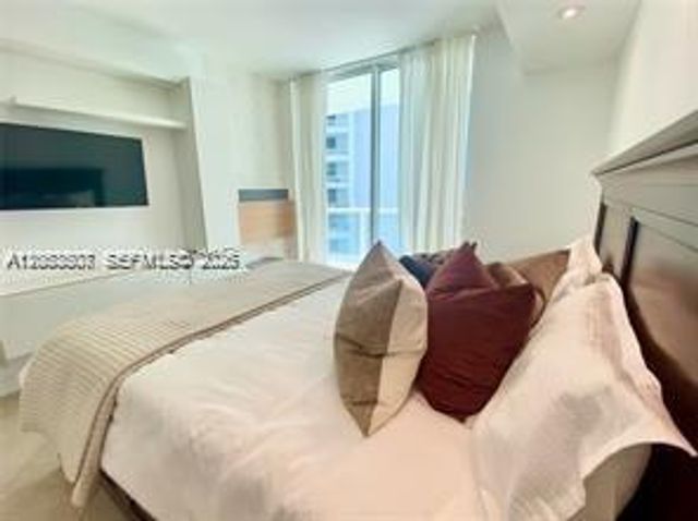 218 SE 14th Street 2004, Miami, FL 33131