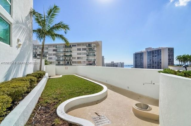 218 SE 14th Street 2004, Miami, FL 33131