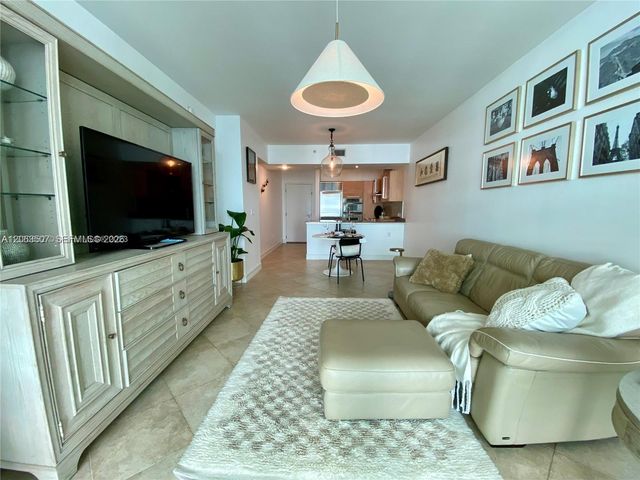 218 SE 14th Street 2004, Miami, FL 33131