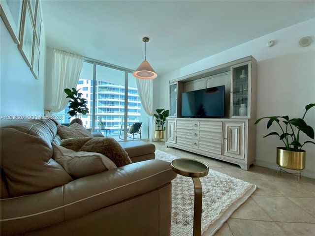 218 SE 14th Street 2004, Miami, FL 33131