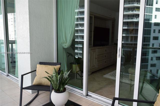 218 SE 14th Street 2004, Miami, FL 33131