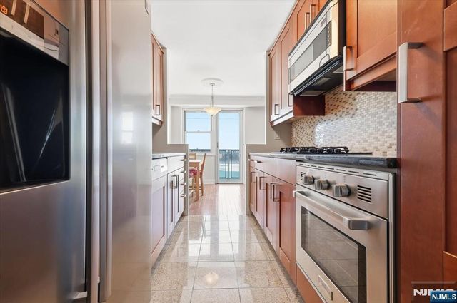 6600 Boulevard East 16B, West New York, NJ 07093