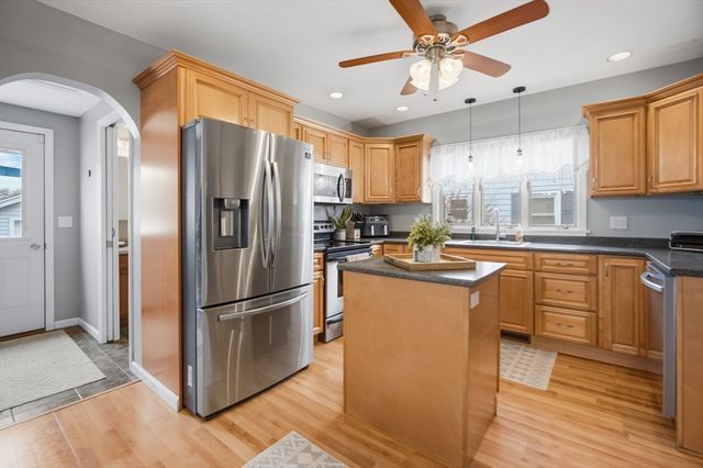 156 Farnsworth St, Chicopee, MA 01013