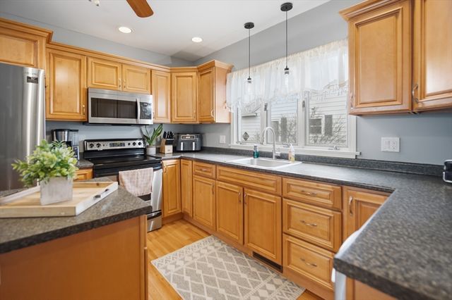 156 Farnsworth St, Chicopee, MA 01013