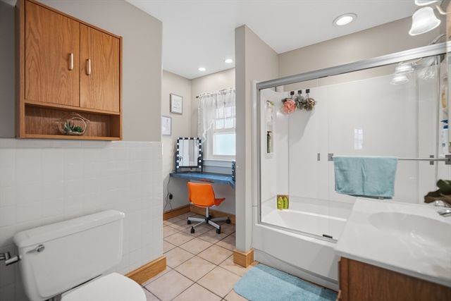 156 Farnsworth St, Chicopee, MA 01013