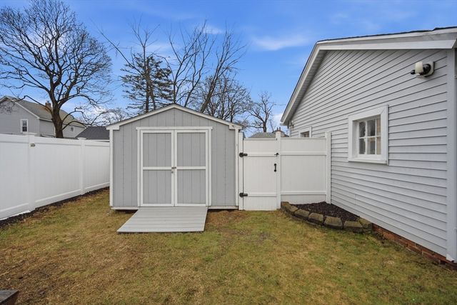 156 Farnsworth St, Chicopee, MA 01013