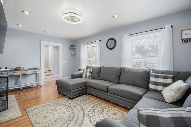 156 Farnsworth St, Chicopee, MA 01013