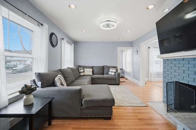 156 Farnsworth St, Chicopee, MA 01013