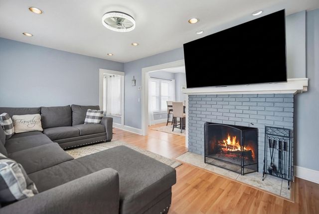 156 Farnsworth St, Chicopee, MA 01013