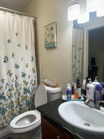 7166 N Fruit Avenue # 160, Fresno, CA 93711
