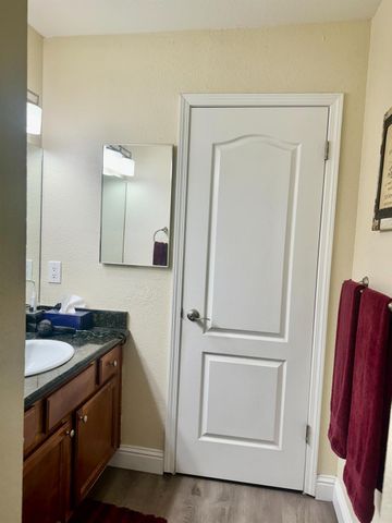 7166 N Fruit Avenue # 160, Fresno, CA 93711