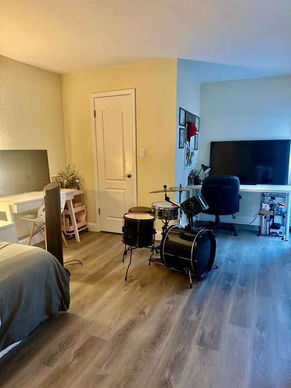 Image 11 of property listing at 7166 N Fruit Avenue # 160, Fresno, CA 93711