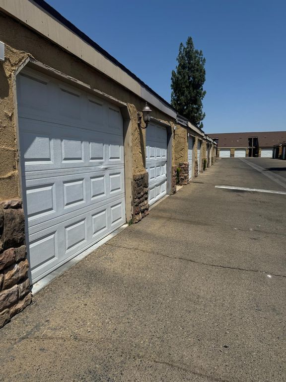 Image 2 of property listing at 7166 N Fruit Avenue # 160, Fresno, CA 93711