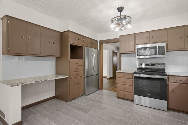 1220 54 Street Court, Moline, IL 61265