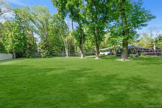 2 Yukon Drive, Woodbury, NY 11797