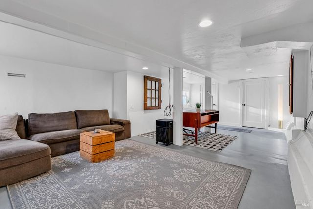 8 Santa Paula Way, Vallejo, CA 94590