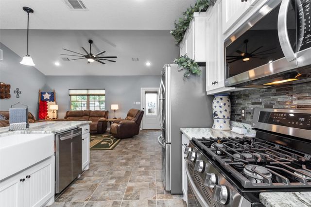 297 Hilltop Road, Crockett, TX 75835