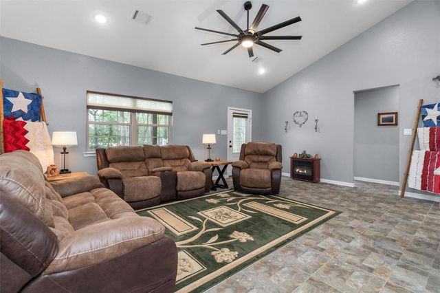 297 Hilltop Road, Crockett, TX 75835