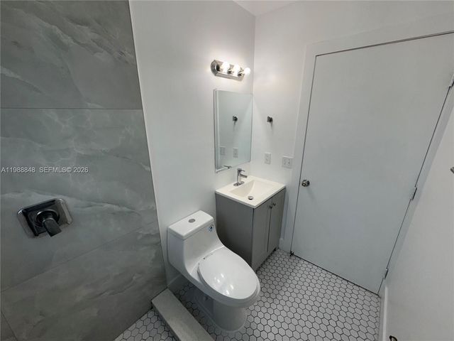 1971 NW 2nd ct 8, Miami, FL 33136