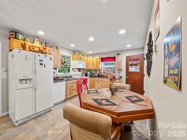 915 Little Creek Road, Burnsville, NC 28714