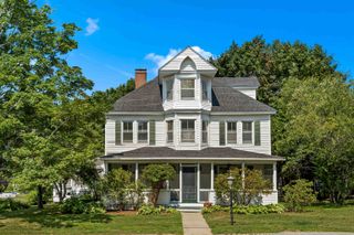 27 Seamans Road, New London, NH 03257