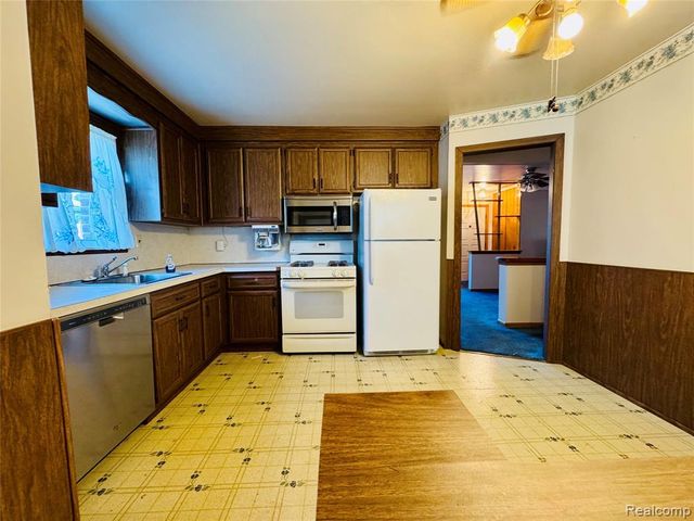 25227 Marilyn Avenue, Warren, MI 48089