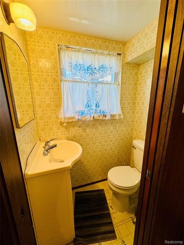 25227 Marilyn Avenue, Warren, MI 48089