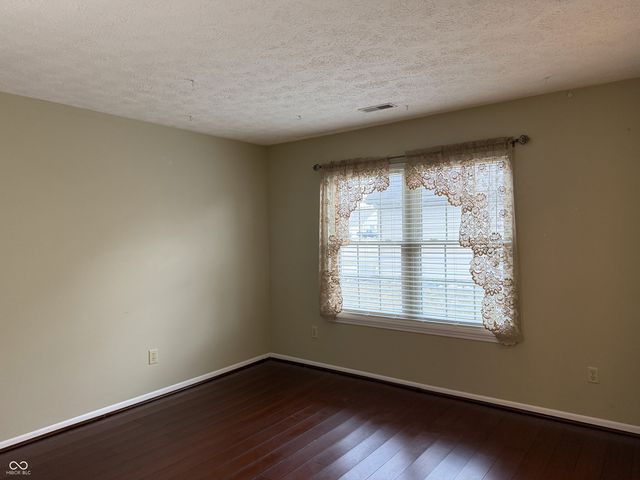 1049 Bumblebee Way, Greenfield, IN 46140