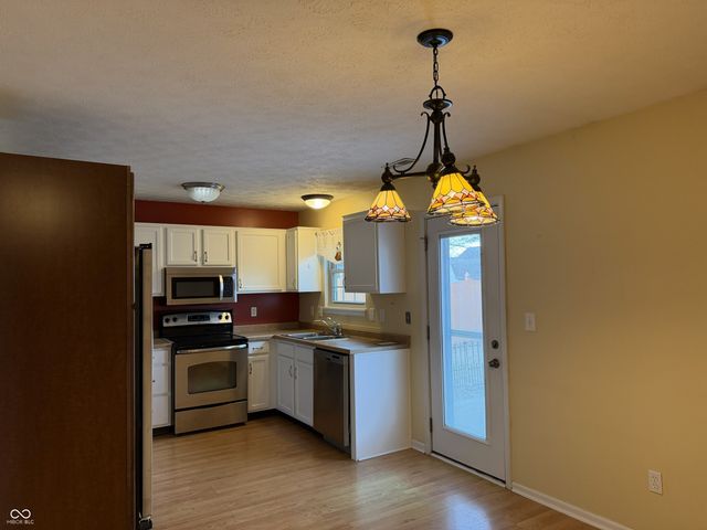 1049 Bumblebee Way, Greenfield, IN 46140