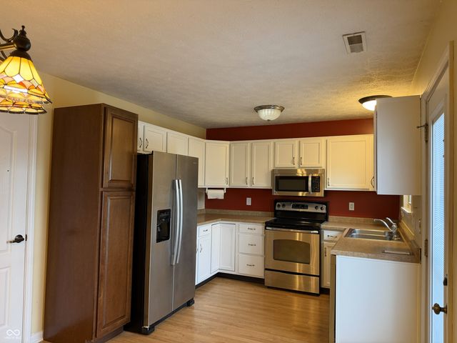 1049 Bumblebee Way, Greenfield, IN 46140