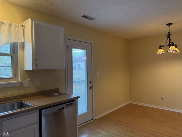 1049 Bumblebee Way, Greenfield, IN 46140