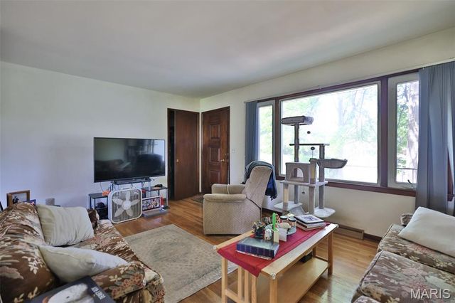 732 E Lake Drive, Edwardsville, IL 62025