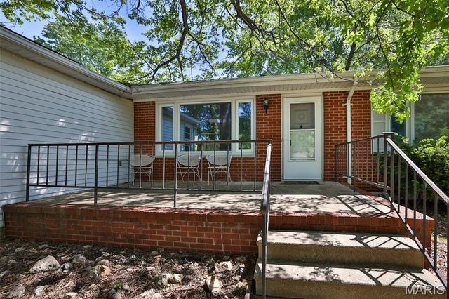732 E Lake Drive, Edwardsville, IL 62025