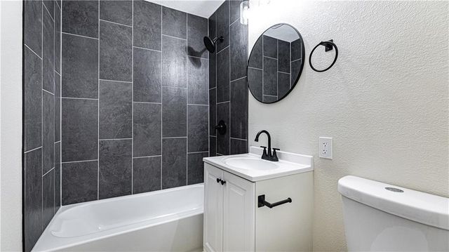 4000 Oakley Avenue, Kansas City, MO 64130