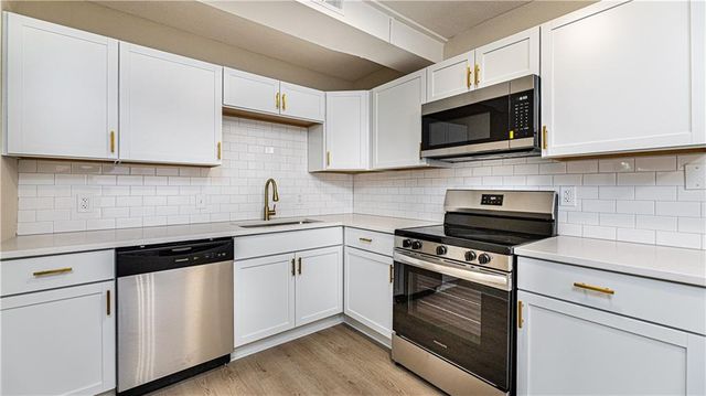 4000 Oakley Avenue, Kansas City, MO 64130