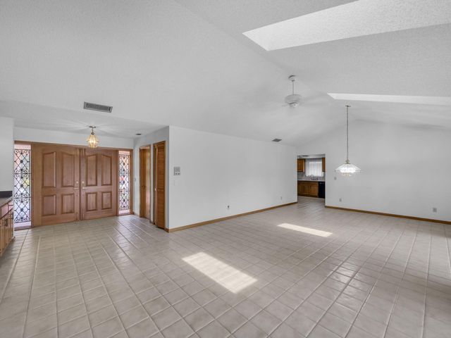 12 Kintyre Road, Palm Beach Gardens, FL 33418