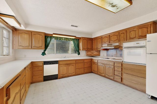 631 Vineyard Road NE, Albuquerque, NM 87113